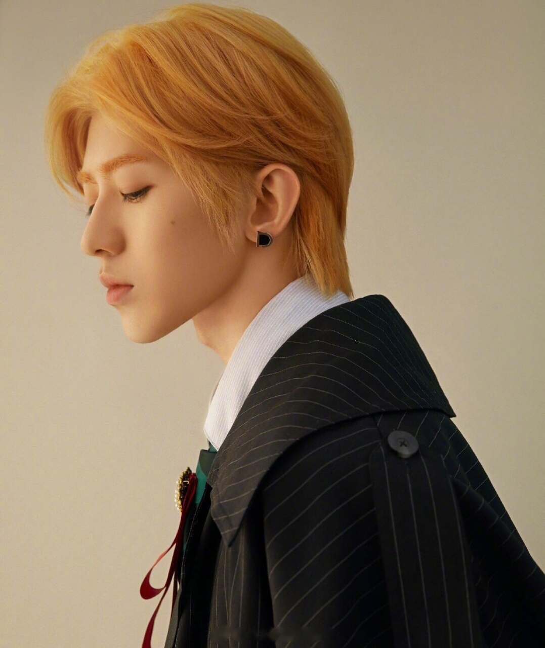 蔡徐坤金发造型登《wonderland》封面,来品品这个表现力你能get到吗?