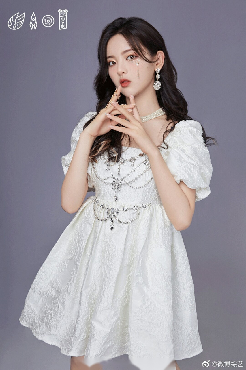 炙热的我们#@杨超越 精致的金色挑染发尾配上珍珠眼泪妆也太好看 