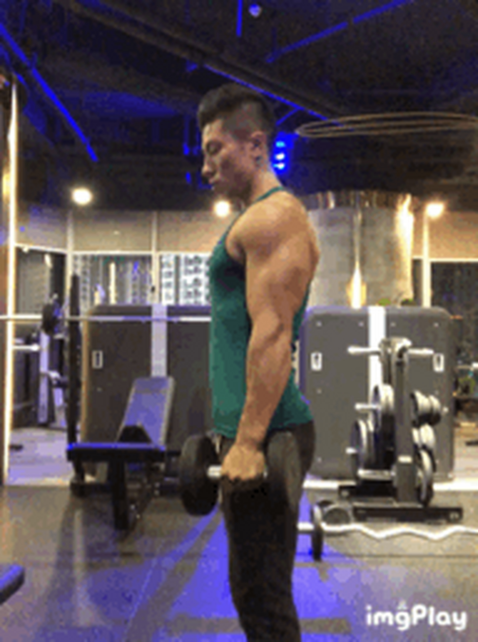 分享一个唐哥新学的二头训练动作,如动图演示在做一侧二头时将另一侧