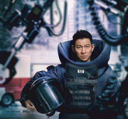 他是拆弹专家 他的任务和使命就是保证人民安全 但