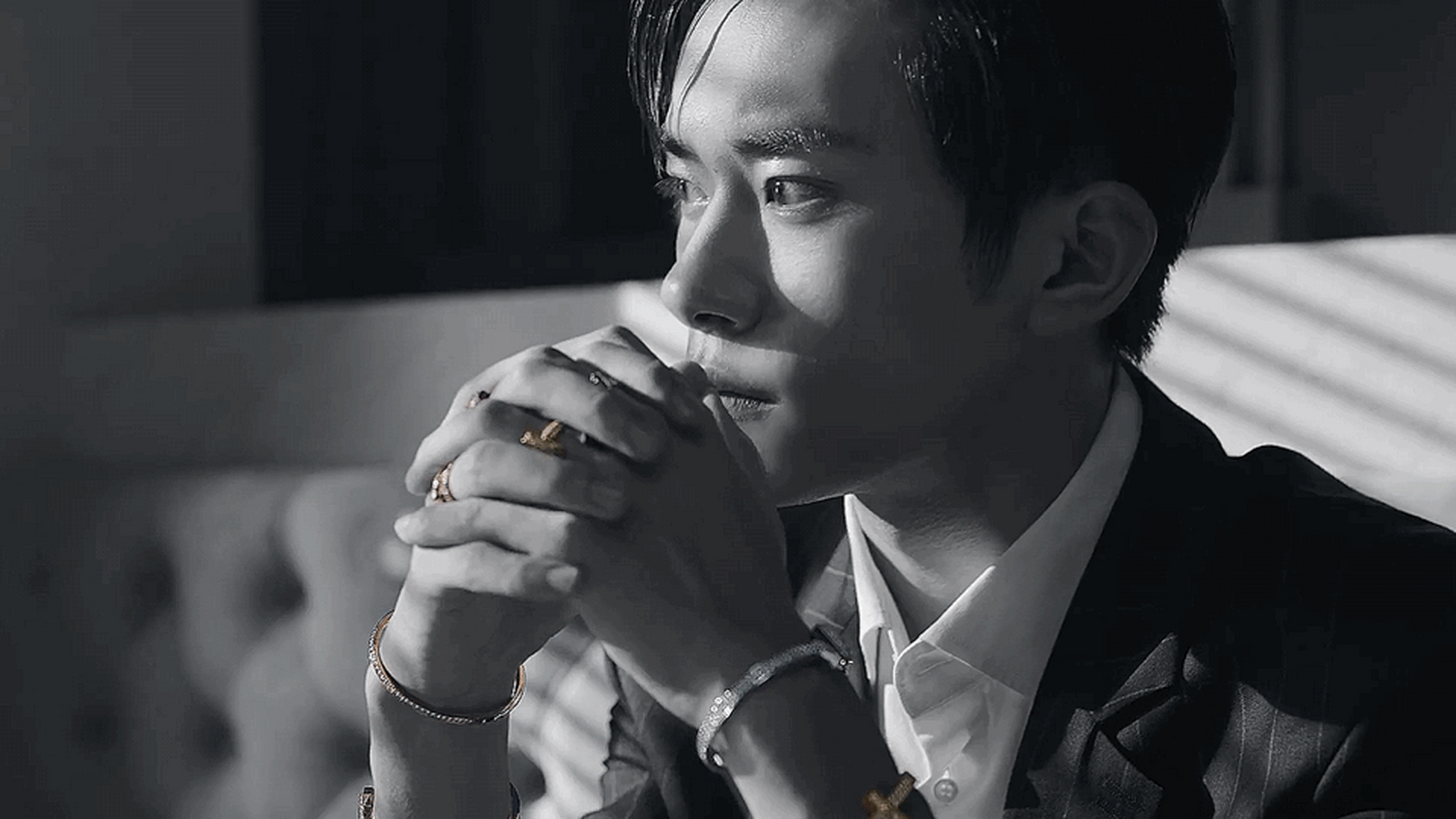 易烊千玺广告大片动图 易烊千玺这只广告也太绝了吧,同时满足手控,脸