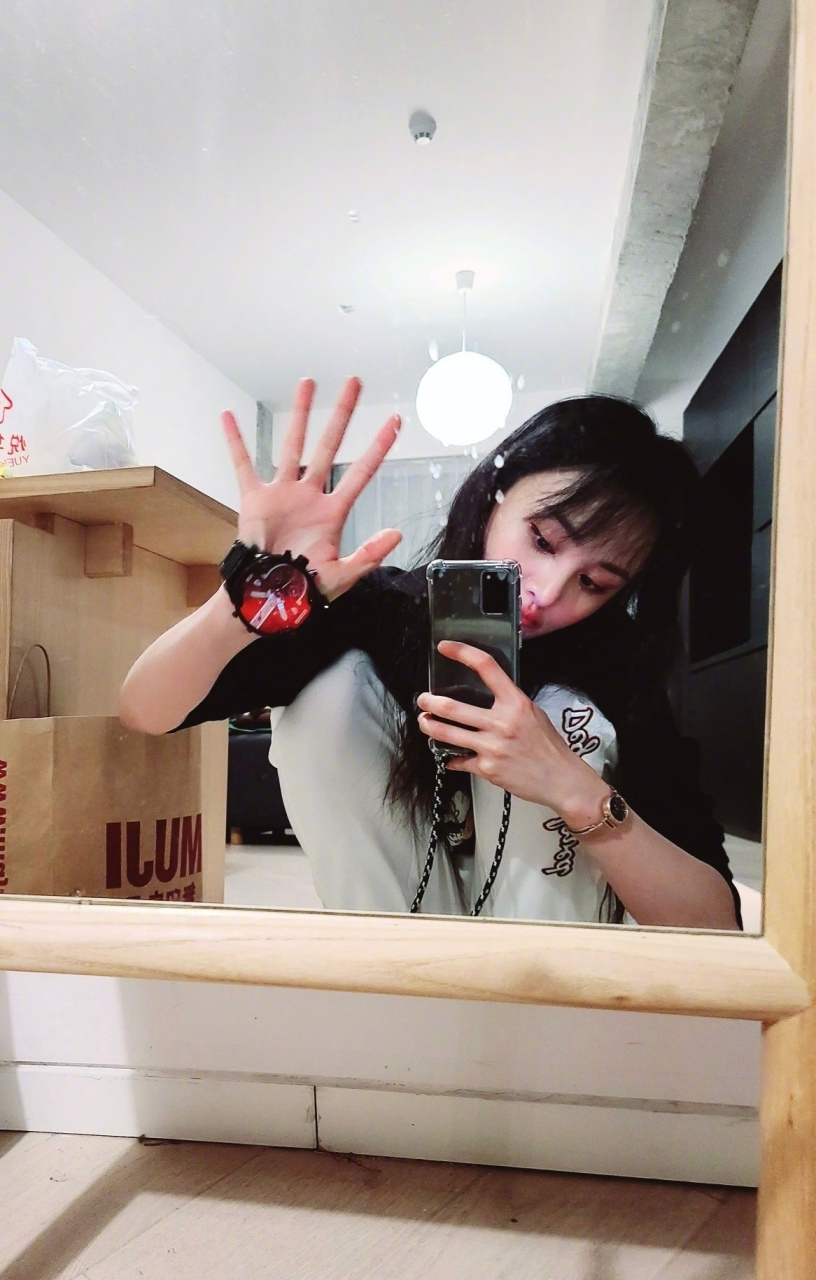 【爽吧资讯】郑爽闲鱼更新自拍4p;  熟悉的自拍,熟悉的姿势 有内味了