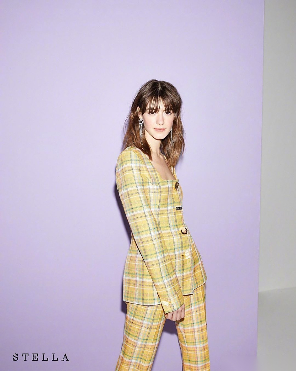 《普通人》女星黛西·埃德加-琼斯,登上《stella》杂志4月刊封面及