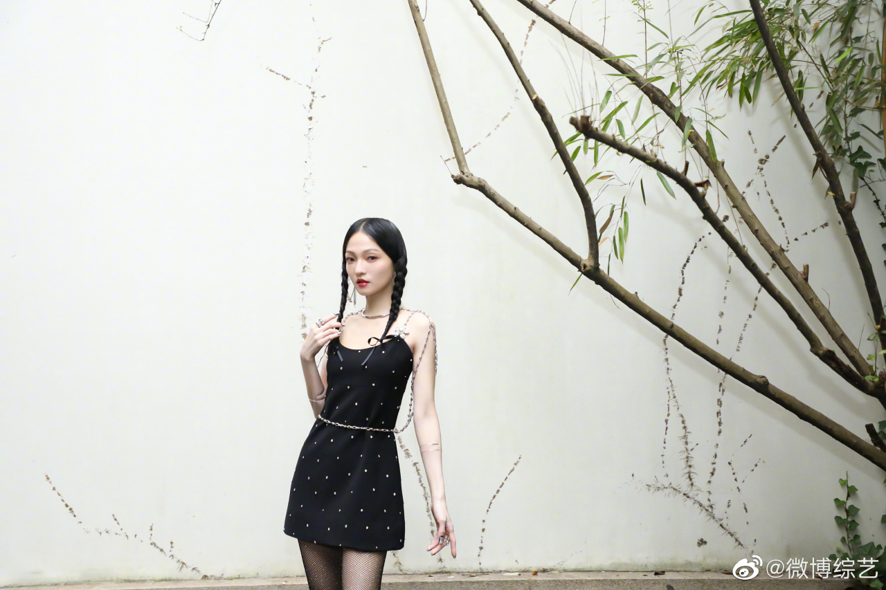 张韶涵黑色闪钻公主裙《天赐的声音2》启动仪式上,@张韶涵 黑裙造型
