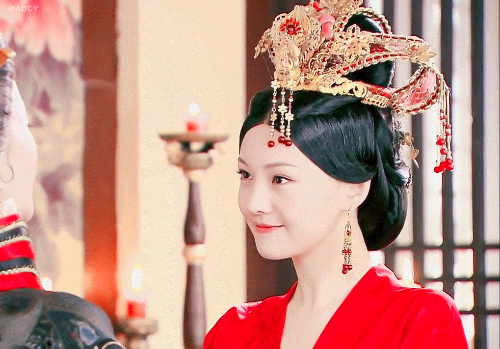 小花们的中国风传统嫁衣: 赵丽颖,杨幂,迪丽热巴,杨紫,李沁,鞠婧祎