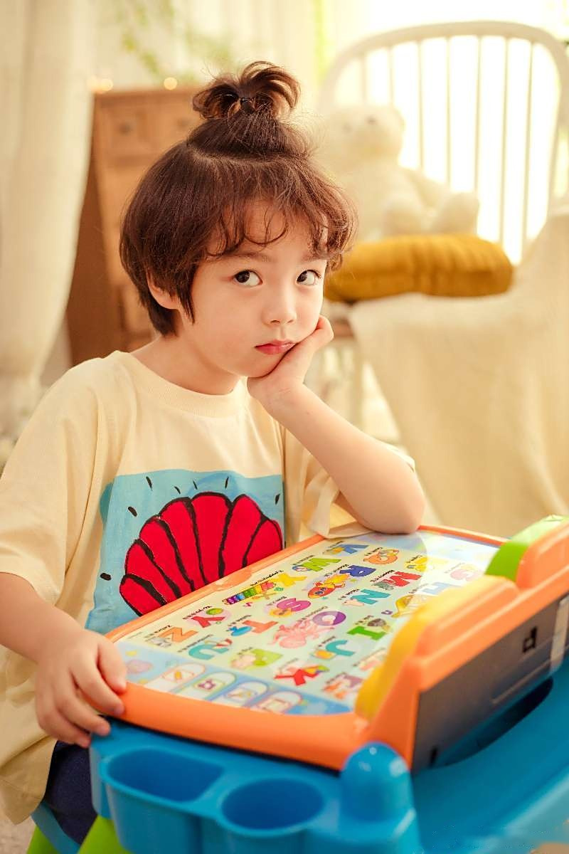 当傻瓜相机拍的雨妈,难得雨能做一个安安静静自己玩耍的美男纸,哇咔咔