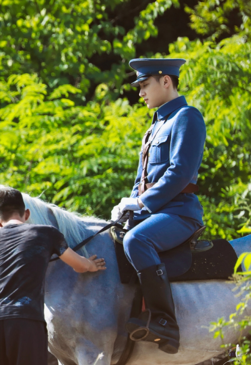 黄子韬是一个适合军装的汉子,背直板正,眉宇间也有军人的硬气,就问