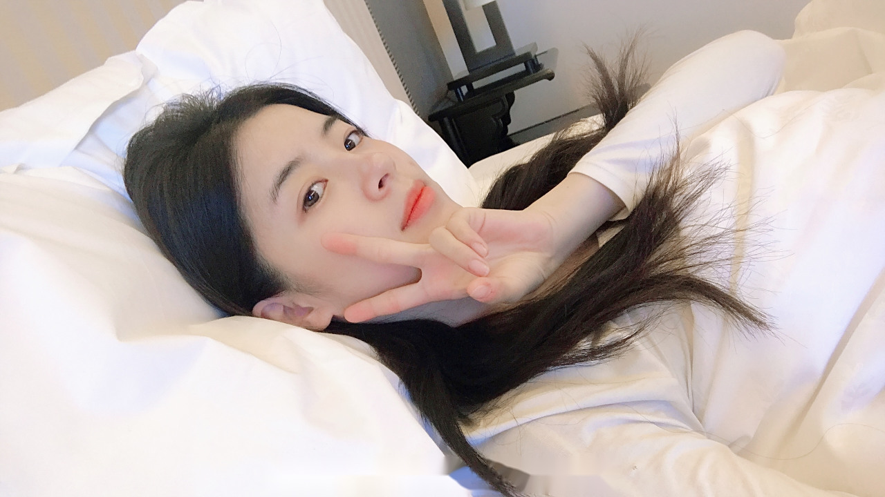 床头自拍大赏照片vs现实以及每天起床后对镜自问:今天我又月半了吗?