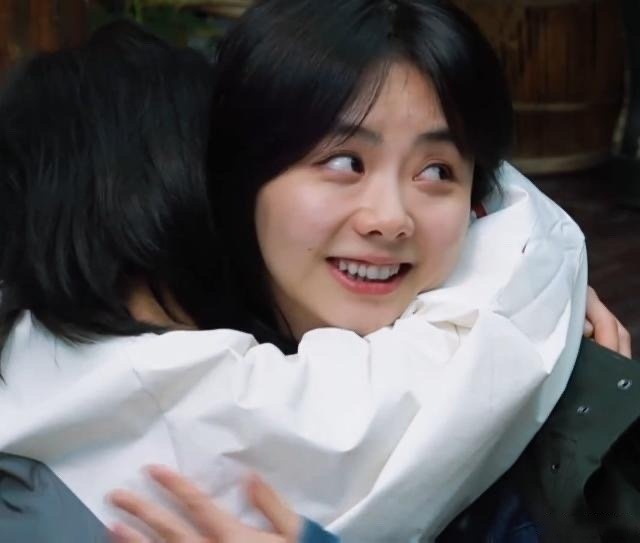 谭松韵第一次参加《向往的生活》,看到张子枫的反应,两人关系其实一目