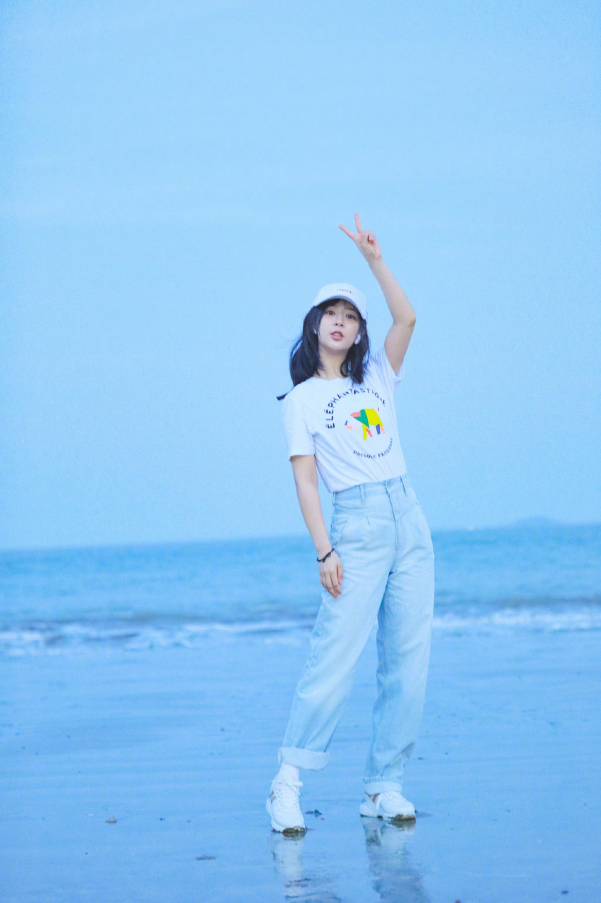 杨紫海边写真# 海盐系风格小猴子清新写真元气满满,少女漫步海边好