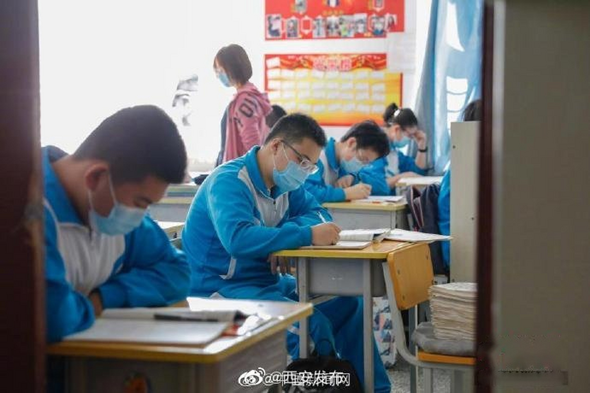 【报告显示:超四成四年级八年级学生完成家庭作业时间超标】24日,教育