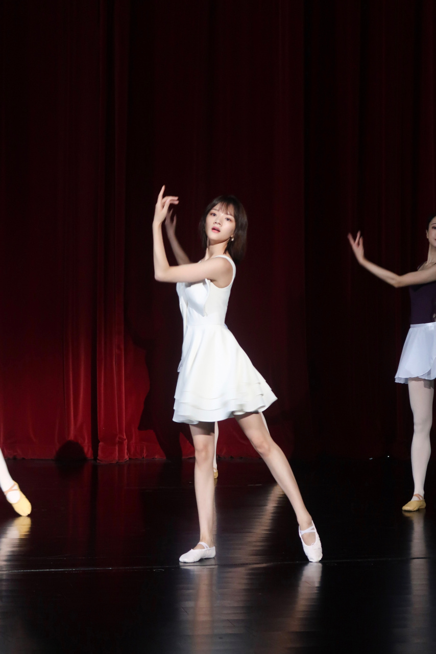 任敏#演员请就位# 一组新鲜的@任敏 敏敏子舞蹈花絮图送给大家,翩跹而