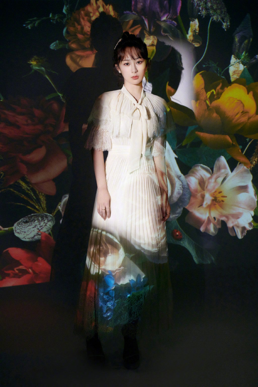 杨紫在绿洲晒出双丸子头造型照,[并不简单]大家期待这次的造型吗?