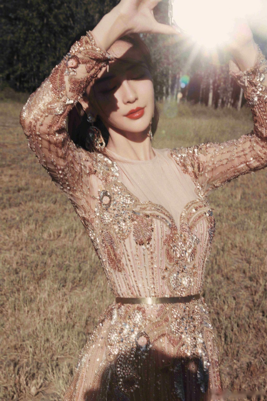 身穿elie saab2020高定钻石鎏金礼裙的@angelababy犹如森林中走出的