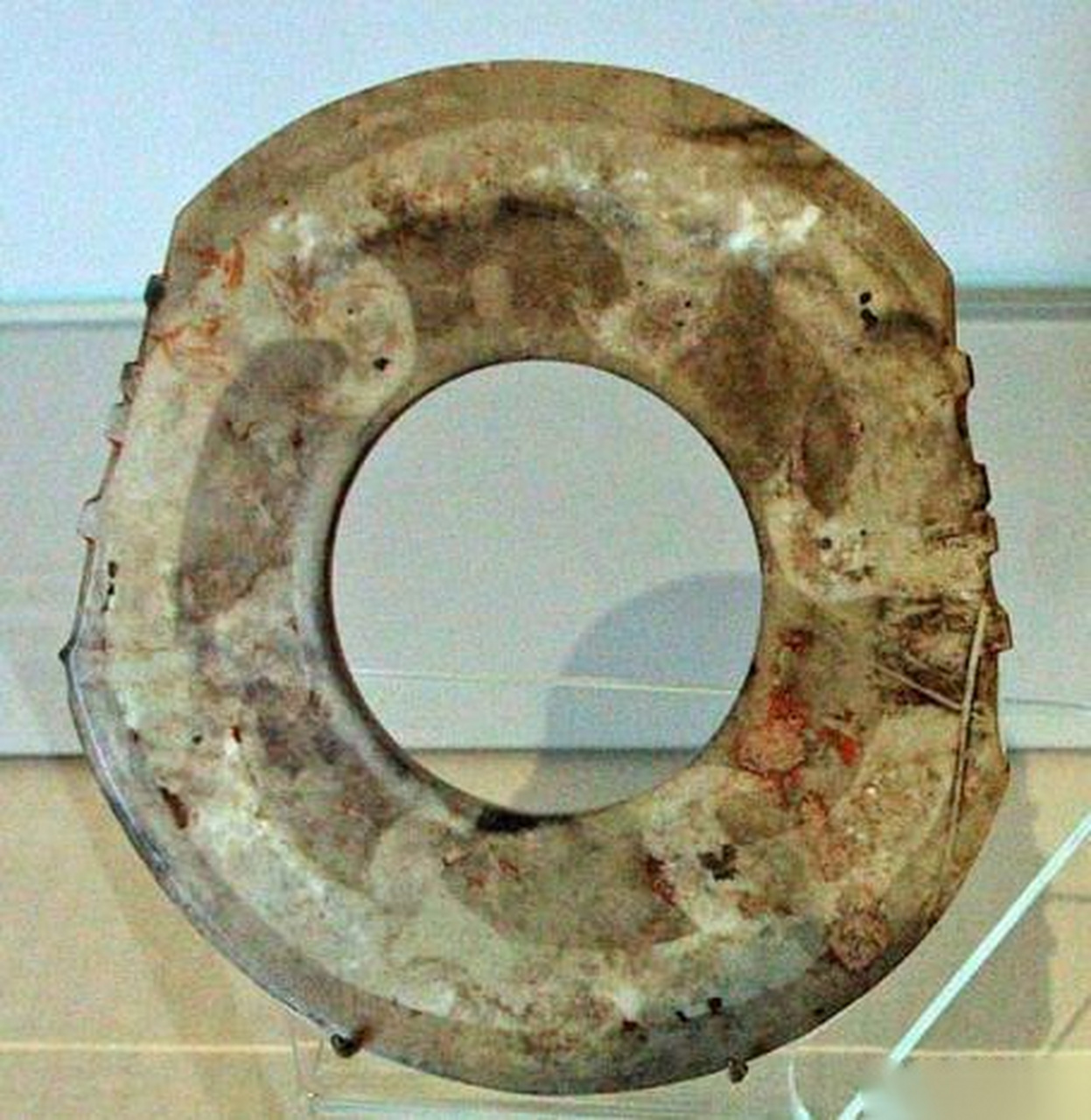 关于玉戚的一个可能起源,是对不断磨损的玉钺的修补,内孔扩大,长度变