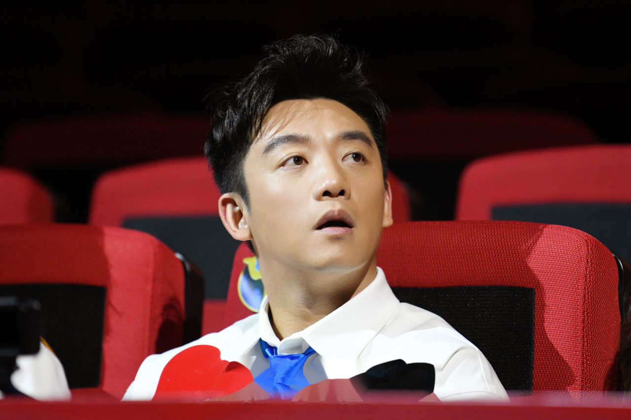 郑恺#奔跑吧  周五份可爱恺准时来报道,一起来围观 "循"演马戏团