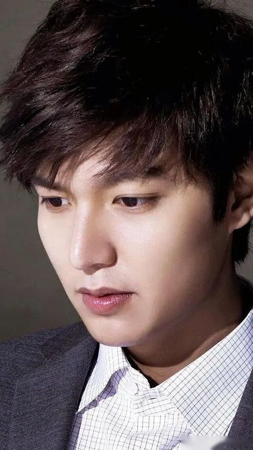 李敏镐饰演的是韩国的君主,跟金高银搭配,这样太有感觉了吧!