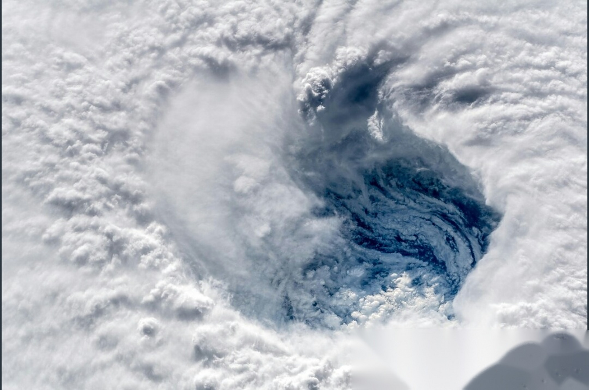 大家有没有想过近距离看超强台风的台风眼是什么样的?