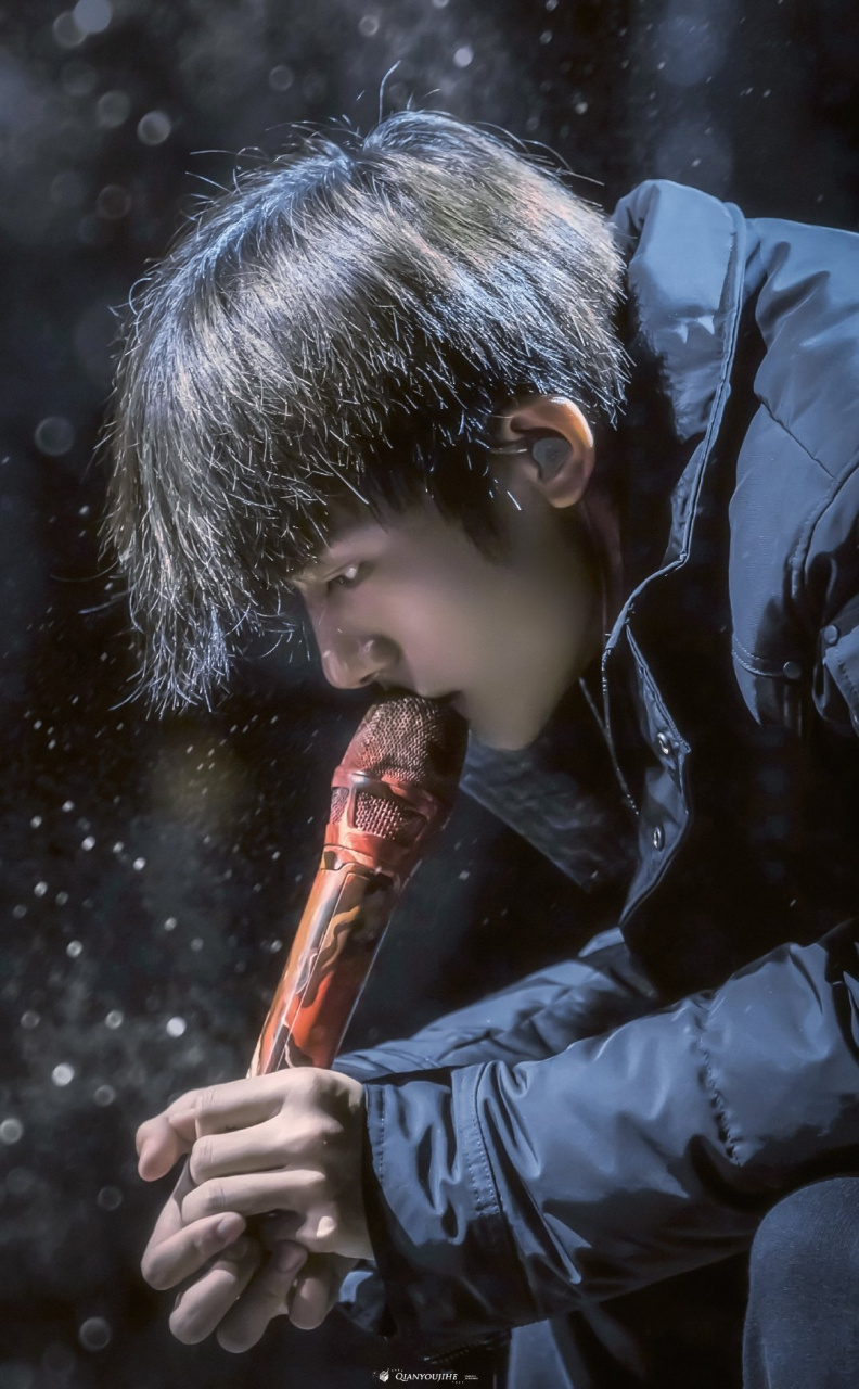 易烊千玺##易烊千玺怼脸侧颜照#来自易烊千玺的侧脸杀,五官太优粤了