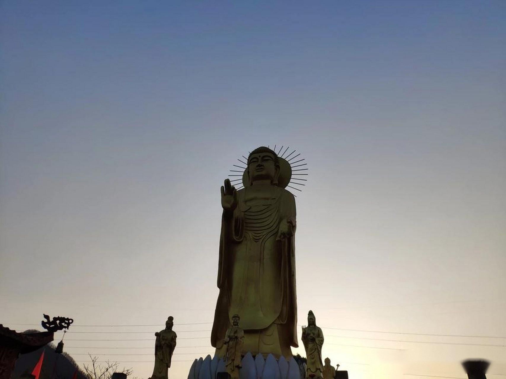 古道明珠,静美佛坪,佛光寺的早晨,一尊大佛俯视着佛坪县城.