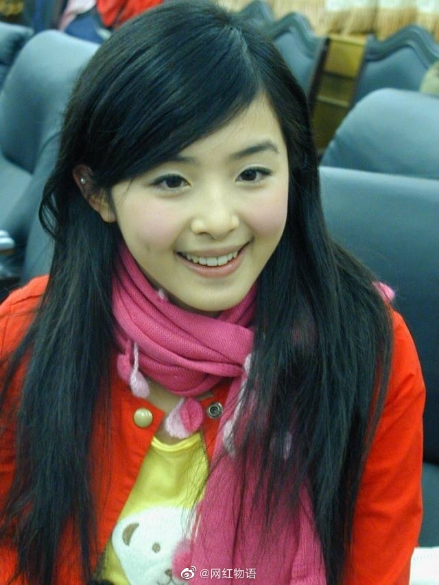 张含韵出道时期的照片,这个穿搭现在来看真的很土,可是当时真的好火啊