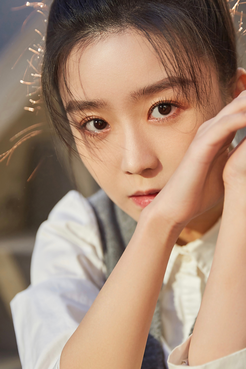 演员@宋伊人 出席#北电校庆# 盛典,白衬衫搭配灰色针织马甲,青春气息