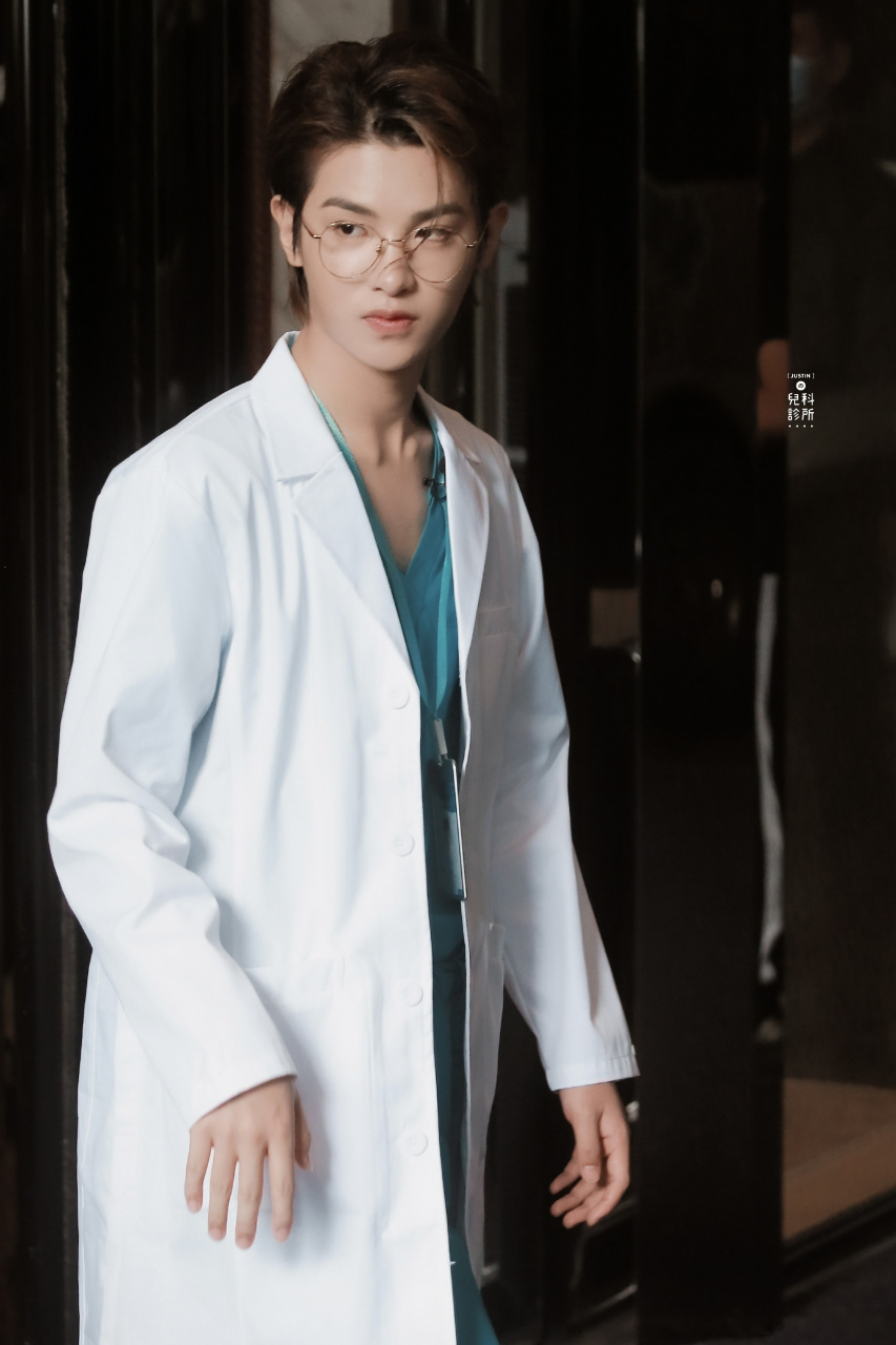 黄明昊密逃录制上班饭拍～ 今天是医生造型啊,好好看[期待] 超级期待