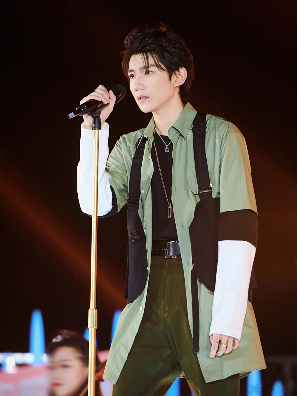 王源分享了一张照片,侧颜轮廓线条精致,身穿简约白t"源"气满满,期待