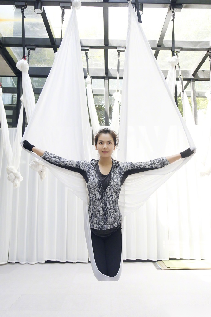 刘涛一组练高难度瑜伽的照片,柔韧身材不失性感