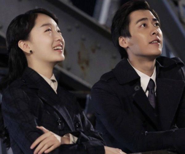 《麻雀》中李易峰饰演陈深,周冬雨饰演徐碧城,周冬雨她的长相也是限制