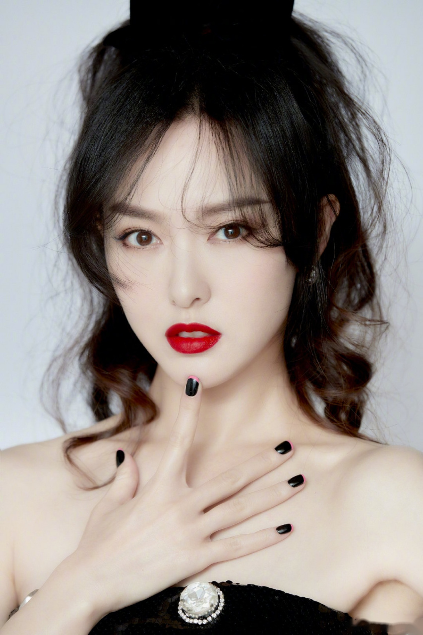 唐嫣复古蝴蝶结高马尾造型 红与黑的经典搭配,波点和浪漫卷发的碰撞