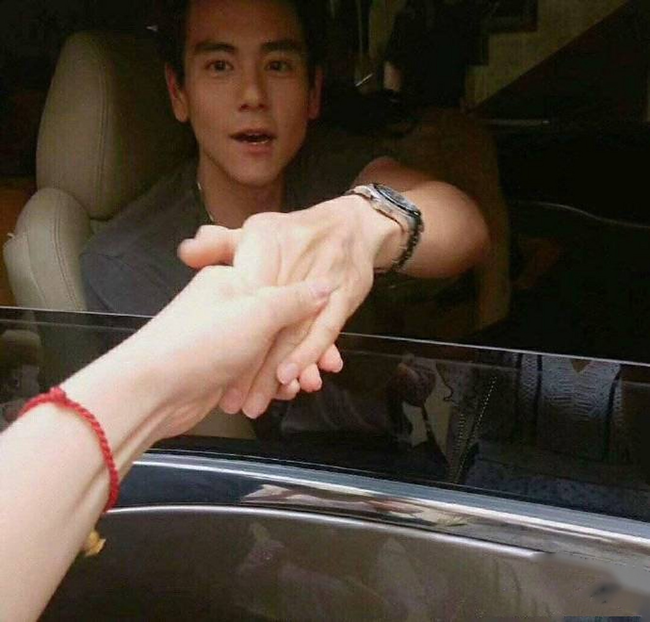 跟彭于晏喝茶有什么好得瑟的,我还跟他牵手呢我炫耀过了吗?