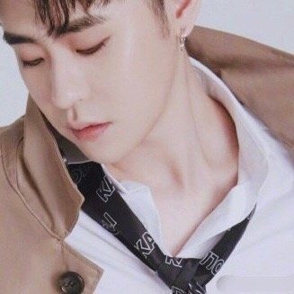 张云雷的一波锁骨杀 小辫儿真的撩人于无形[期待]