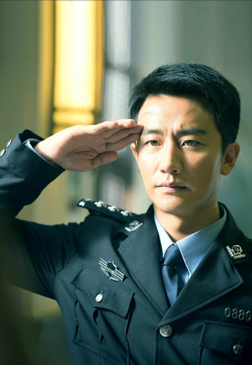 黄轩# 英姿飒爽犹酣战 ! 铁骨铮铮气轩昂!