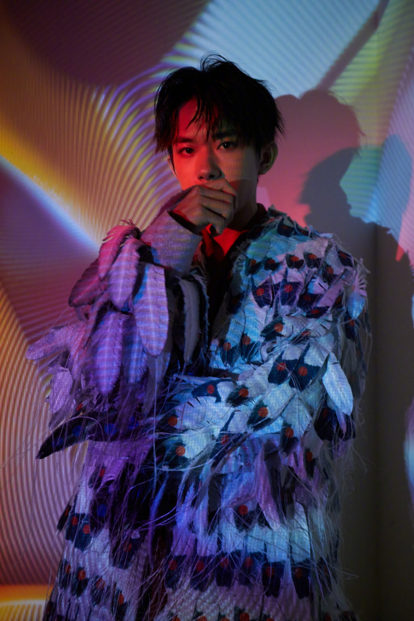 易烊千玺亮相tfboys六周年深圳演唱会,无论是设计感十足的羽毛披肩
