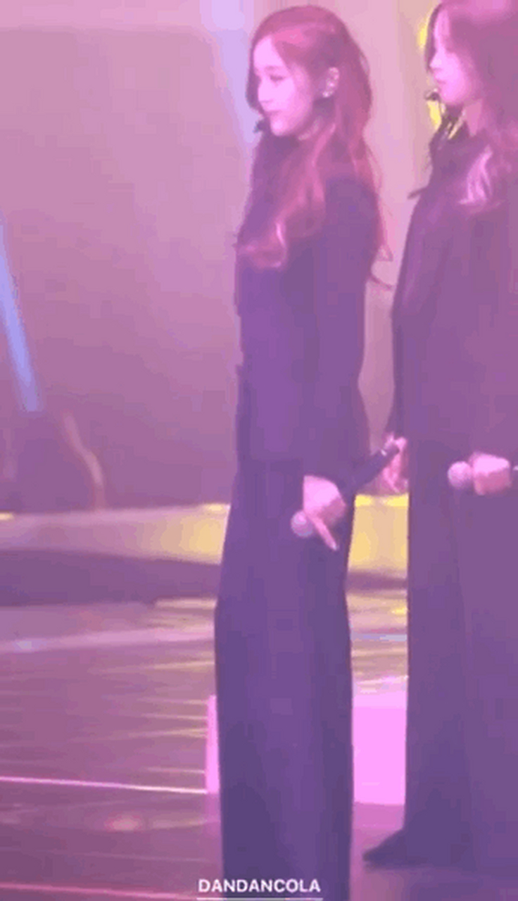 网曝火箭少女魔性顶胯舞】火箭少女顶胯的魔性舞姿在微博引发热议