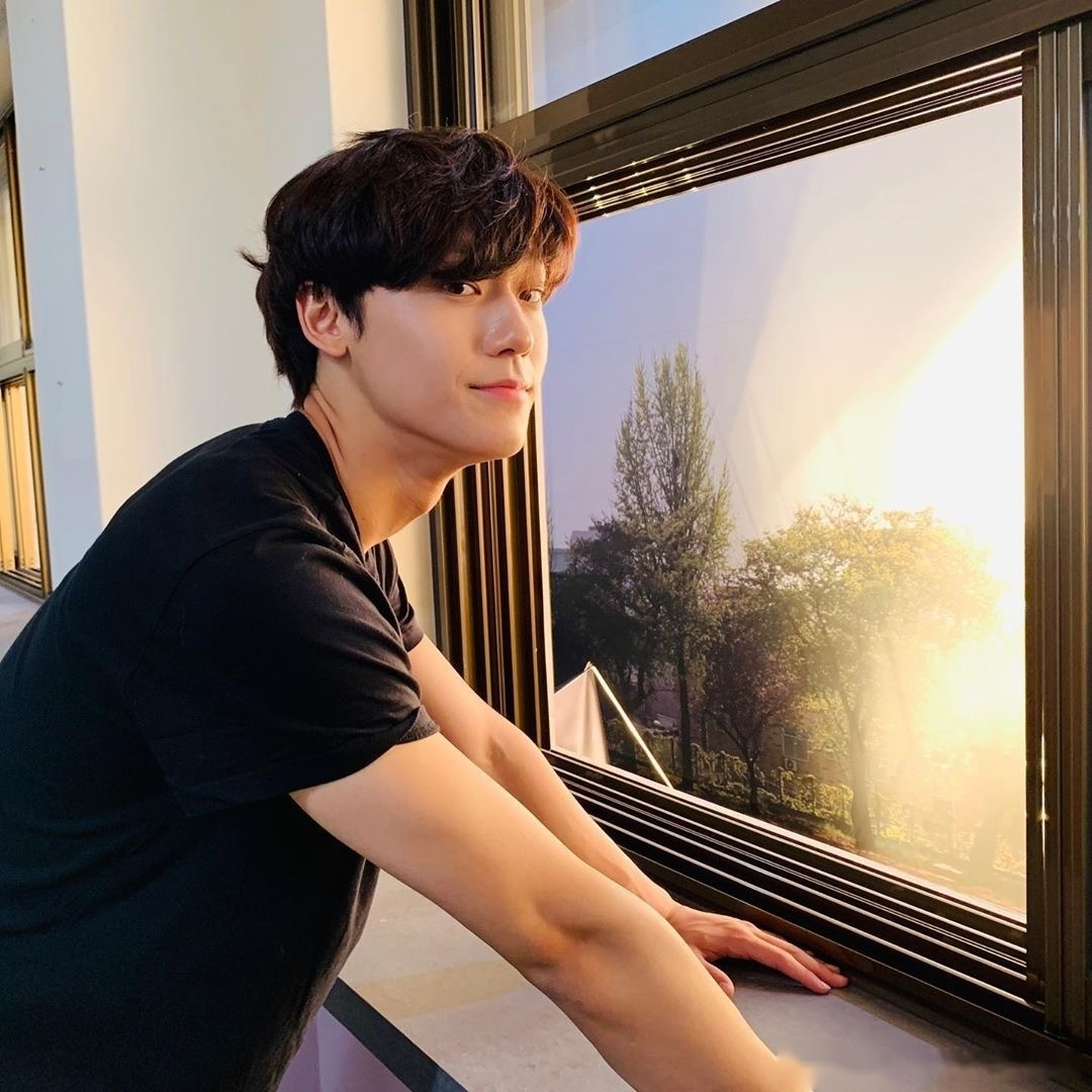 韩剧18again李到晛18again 李到晛侧颜杀~ 落日床前的大帅哥!