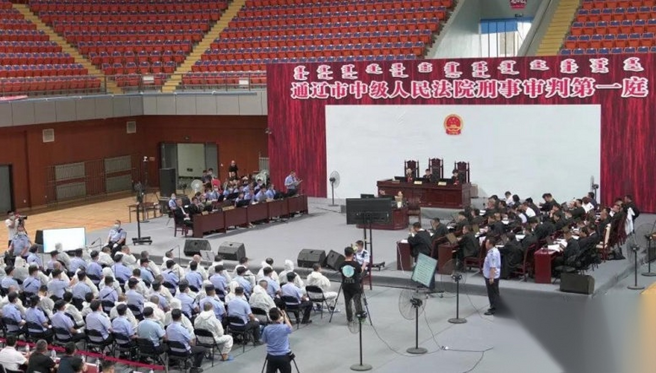 【董志伟等36人涉黑案开庭审理】27日,通辽市人民法院对绰号"三光""二