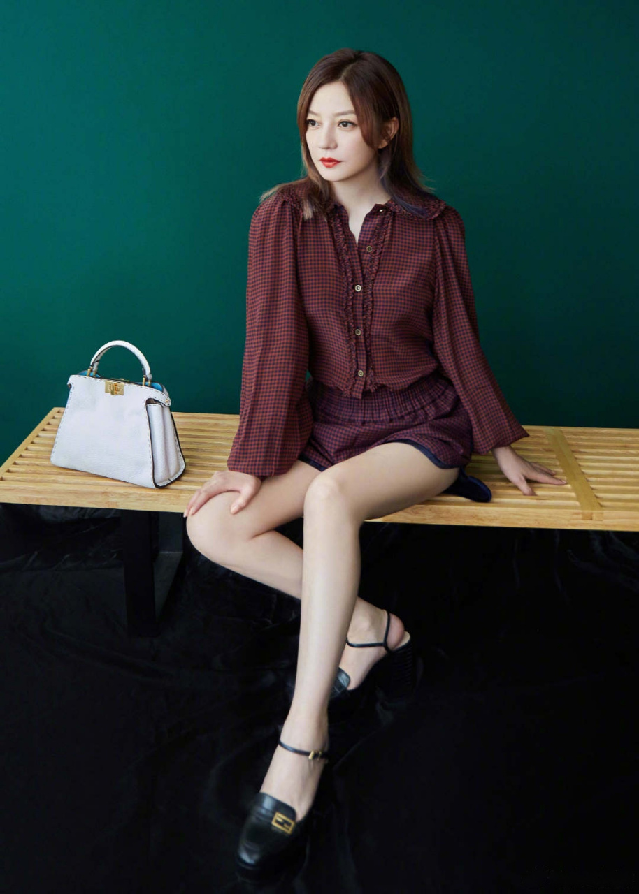 赵薇# 全新时尚大片释出,赵薇身着红棕格子上衣搭配同色系短裤,简约