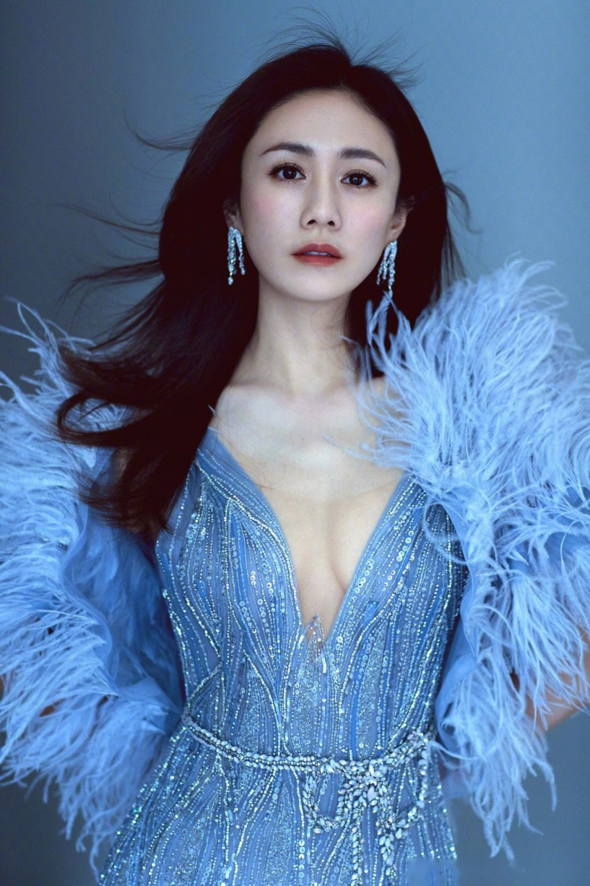 刘芸@刘芸 身着低胸星光鱼尾长裙现身精品风格云盛典,仿佛将耀眼星光