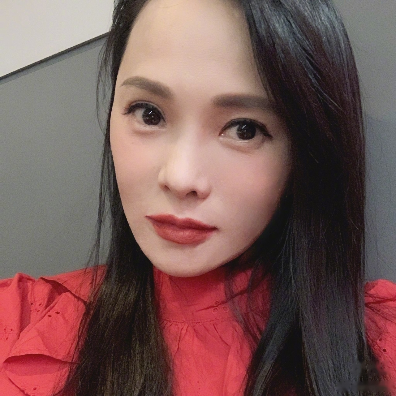 网友怼#伊能静#:"50岁了,还美少女?