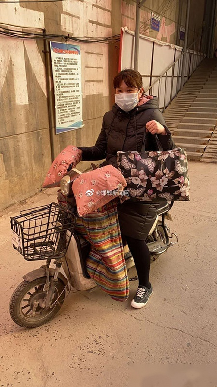 【邯郸:雨雪中的赶路人】一天晚上,万达商场桐菲娅品牌在时装群进行