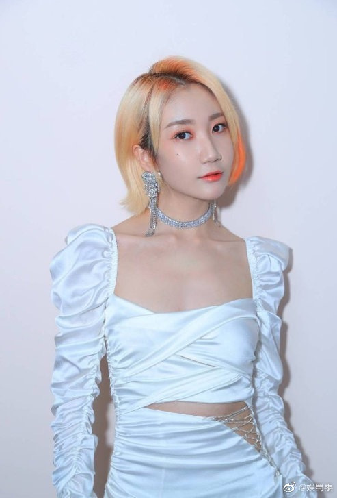 综艺首录只有助理一人随行,生理期肿的要死露着腿还