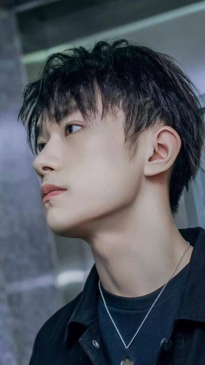 易烊千玺##易烊千玺怼脸侧颜照#来自易烊千玺的侧脸杀,五官太优粤了