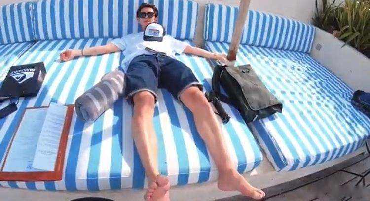 朴灿烈头身比,这样看灿烈的腿好长啊