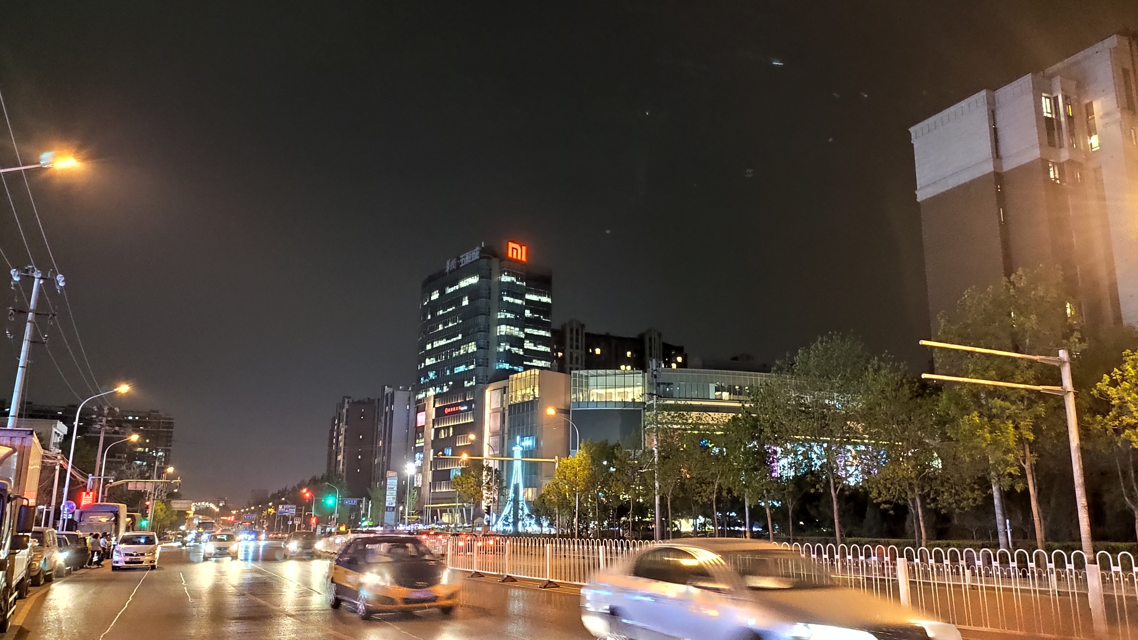 晚上九点多,小米五彩城依旧灯火通明.