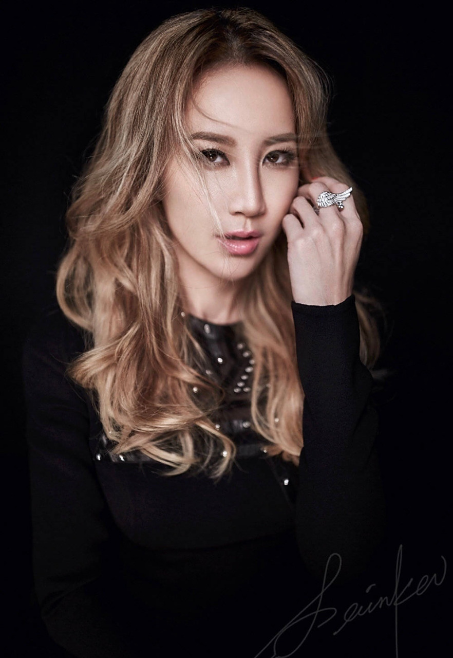 "此前,李玟发文称