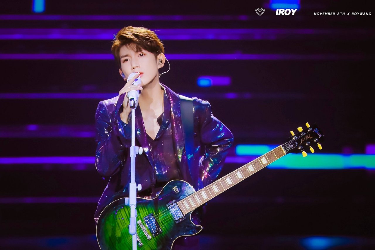 拥有蜜嗓的主唱大人一开口就能俘获全场的心,让人沉