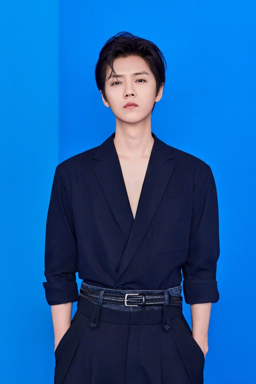 鹿晗新专写真 @鹿晗 @鹿晗 鹿晗超绝侧颜杀!