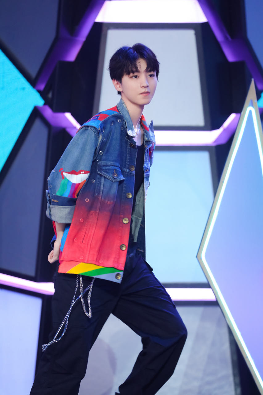 王俊凯@王俊凯我们的乐队市场总裁@王俊凯 携乐手登